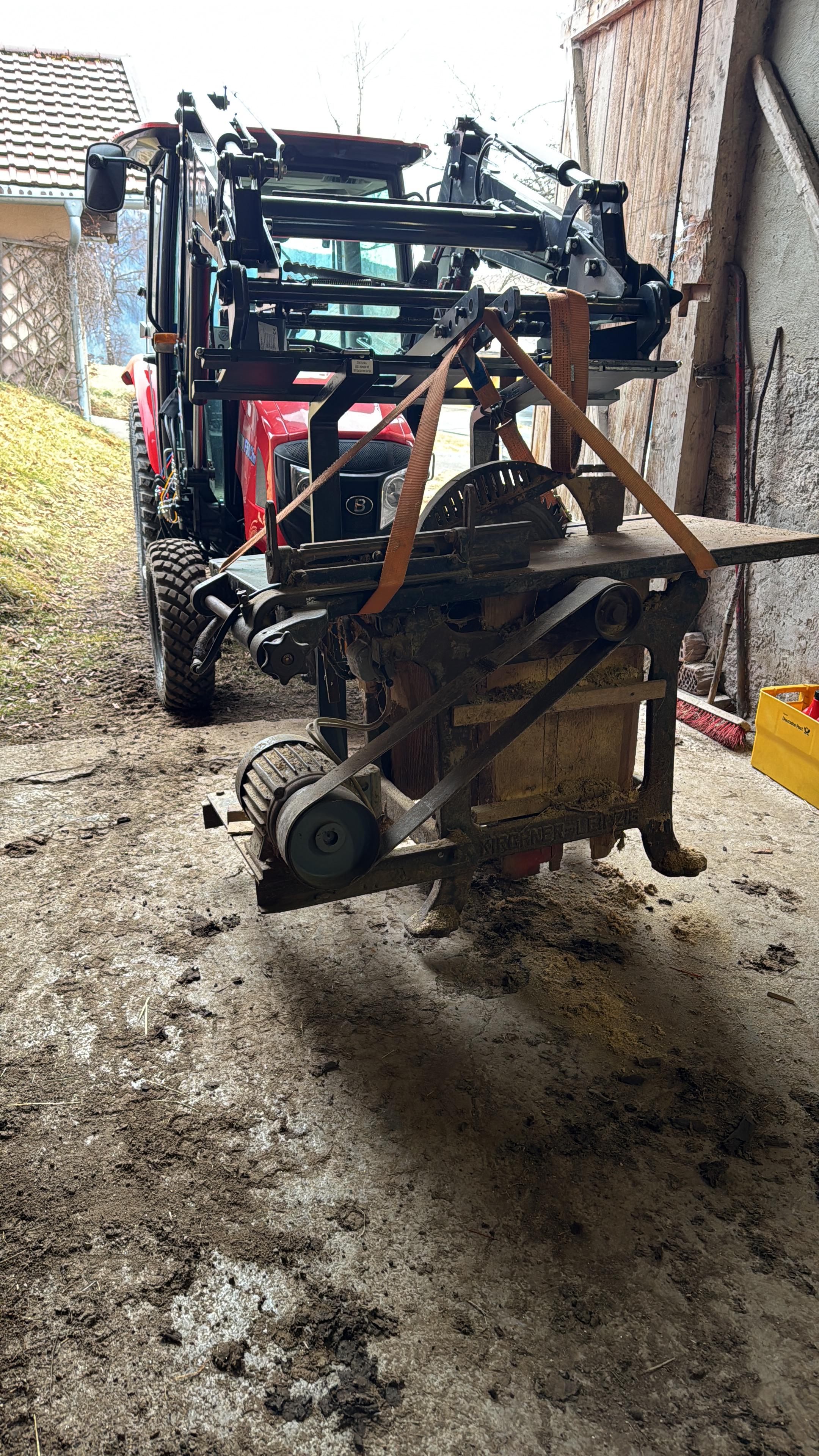 600 kg Kreissäge + 200 kg Palettengabel waren dann doch bisserl viel.